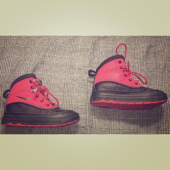 Nike ACG Woodside 2 High GS Black Red Boots - Picture 1 of 8